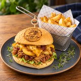 Almás-cheddaros pulled pork burger