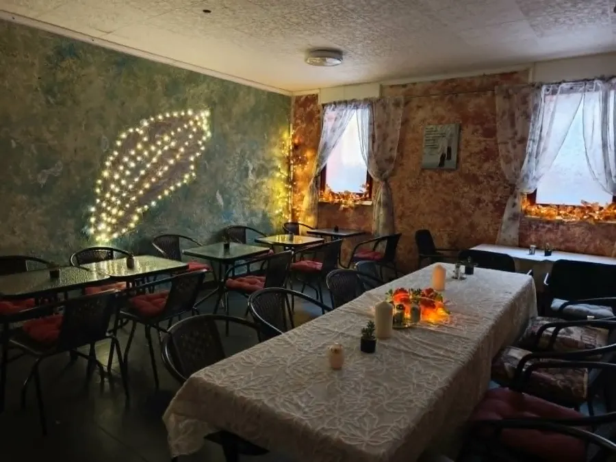 Terített asztalok a bisztróban